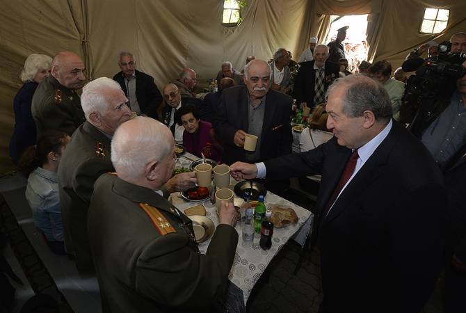 ՀՀ նախագահը շնորհավորել է զինվորական վրանային ճաշի սեղանի շուրջ հավաքված 
վետերաններին