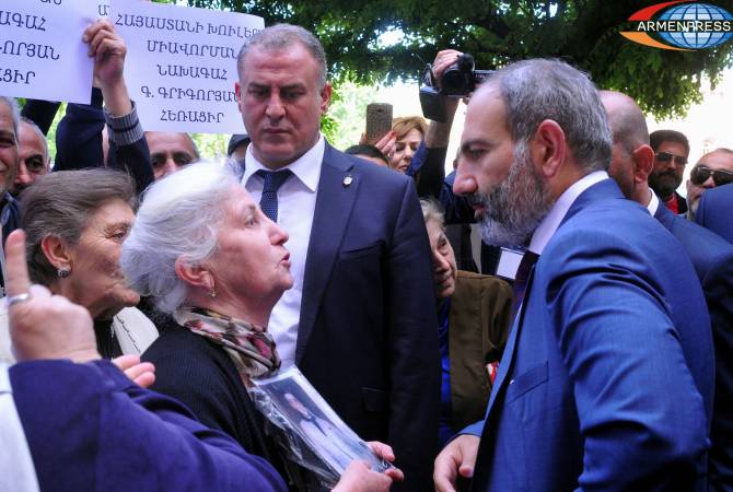 رئيس الوزراء نيكول باشينيان يقترب من المتظاهرين قبل أول جلسة حكومية له ويستمع إلى مطالبهم
-صور-