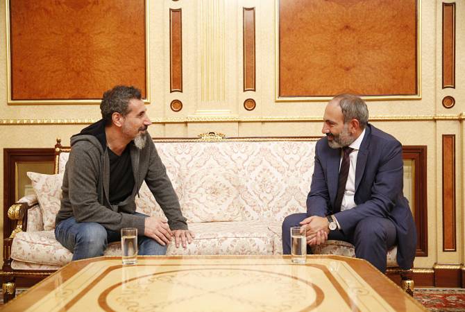 رئيس وزراء أرمينيا نيكول باشينيان يستقبل مغني الروك العالمي الشهير سيرج تانكيان