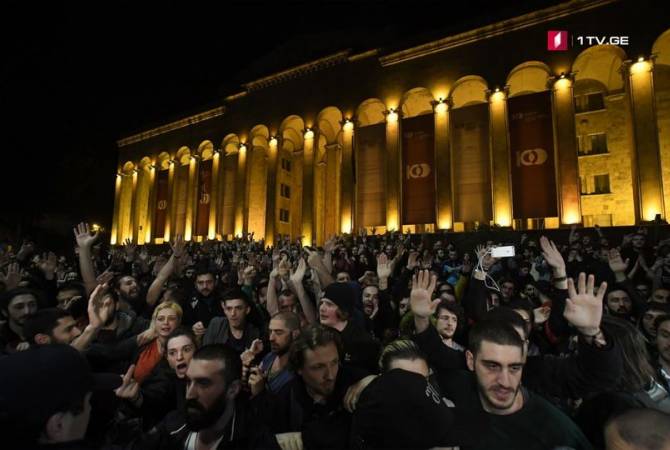 На акции в Тбилиси потребовали отставки премьера из-за спецоперации в клубах