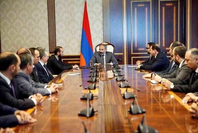 يجب أن يشعر الشعب بأن هذه حكومته التي صاغه بنفسه والتي تخضع للمساءلة أمامه-الجلسة الأولى 
للحكومة الأرمينية الجديدة برئاسة رئيس الوزراء نيكول باشينيان-