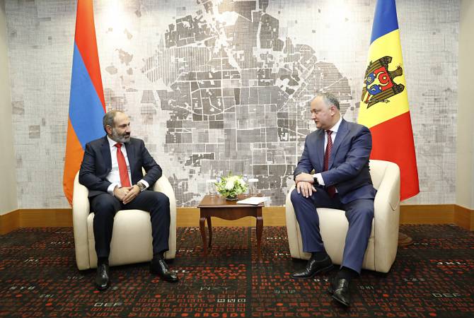Armenian PM meets with President of Moldova in Sochi, Russia 