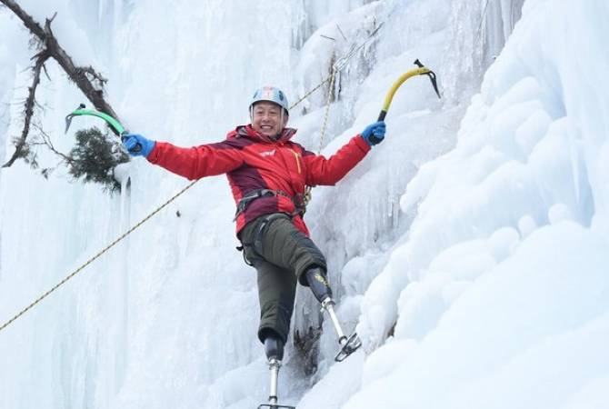 Китайский пенсионер стал первым безногим альпинистом, покорившим Эверест