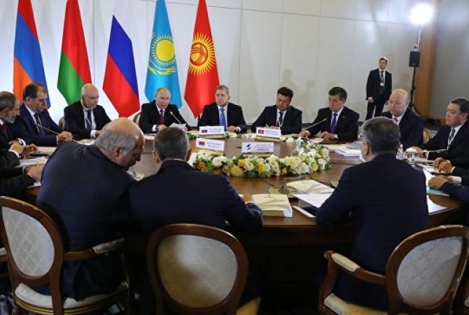 Путин пригласил лидеров стран ЕАЭС и Молдовы на чемпионат мира по футболу в РФ