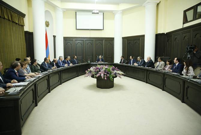 Премьер-министр Армении Никол Пашинян представил аппарату правительства вице-премьеров