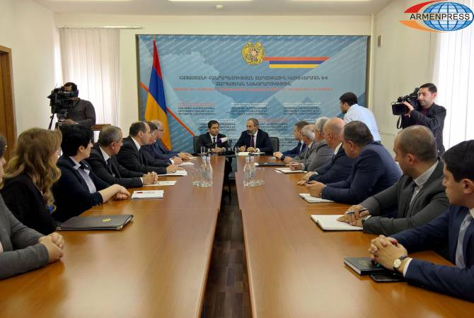 آمل أن تأتي استثمارات جديدة إلى أرمينيا وخاصة من الشتات- رئيس الوزراء نيكول باشينيان في تقديمه 
الوزير المعين حديثاً للإدارة الإقليمية والتنمية سورين بابيكيان-
