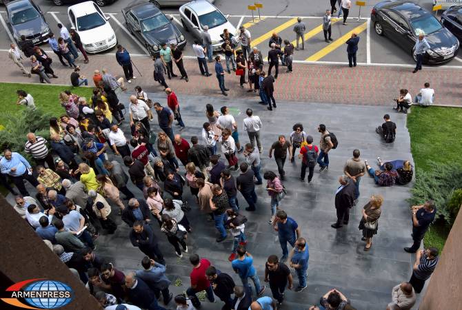 Сотрудники полиции осуществляют дежурство в здании мэрии Еревана Save
