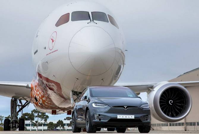 Электромобиль Tesla сдвинул на 300 м самолет и установил мировой рекорд