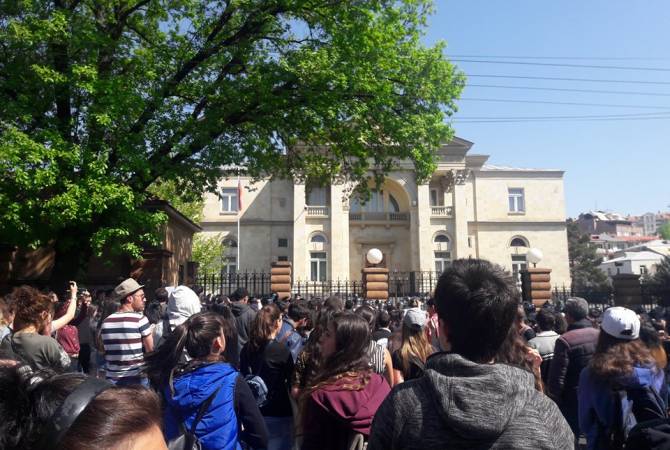 Перед  резиденцией премьер-министра Армении на Баграмяна, 26 проходят акции 
протеста