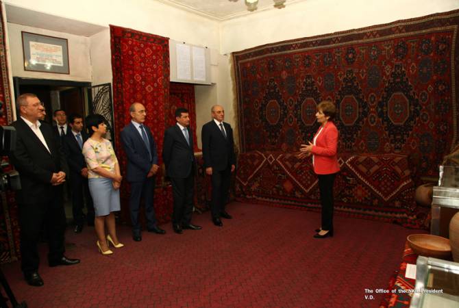 Бако Саакян присутствовал на церемонии открытия выставки арцахских ковров