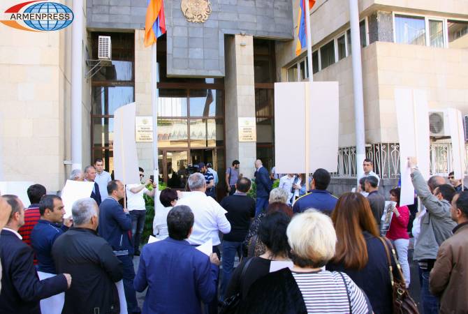 Senior judge talks to protesters seeking release of imprisoned silovik 