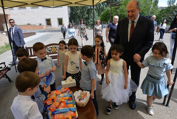 رئيس الجمهورية أرمين سركيسيان يستضيف عدداً من الأطفال بالقصر الرئاسي ويأكل معهم الأيس كريم- 
فيديو، صور-