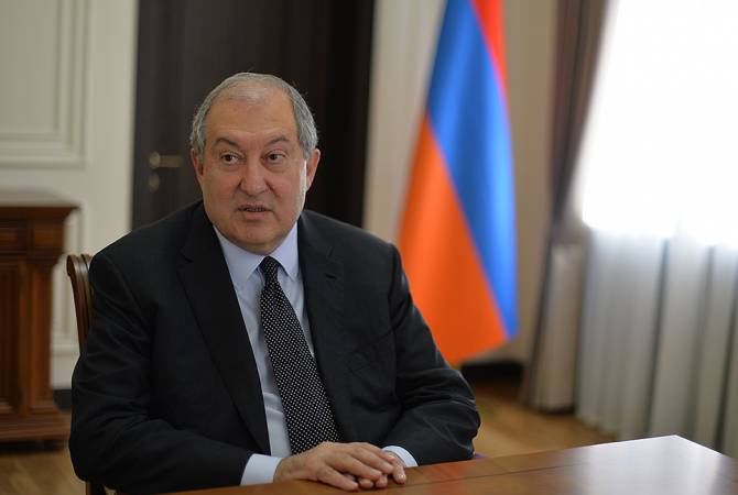President Armen Sarkissian congratulates Louise Simon Manukyan 