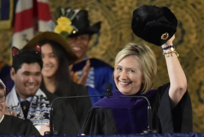 "Не можешь победить, вступай в их ряды": Клинтон надела шапку-ушанку