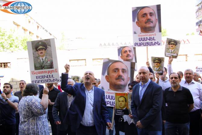 Supporters of imprisoned former military commander rally outside Yerevan courthouse 