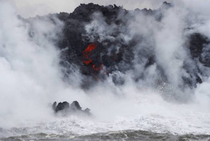 Потоки лавы от вулкана Килауэа достигли Тихого океана