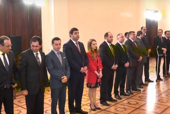 Впервые в истории независимой Армении члены правительства Армении приносят присягу

