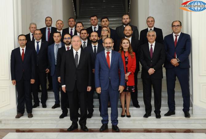الحكومة الأرمينية الجديدة تقسم اليمين الدستوري بمقر رئاسة الجمهورية 