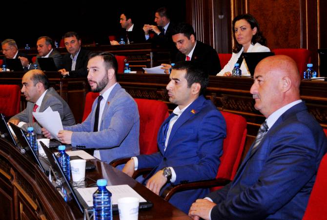 Новые депутаты НС Армении принесли присягу