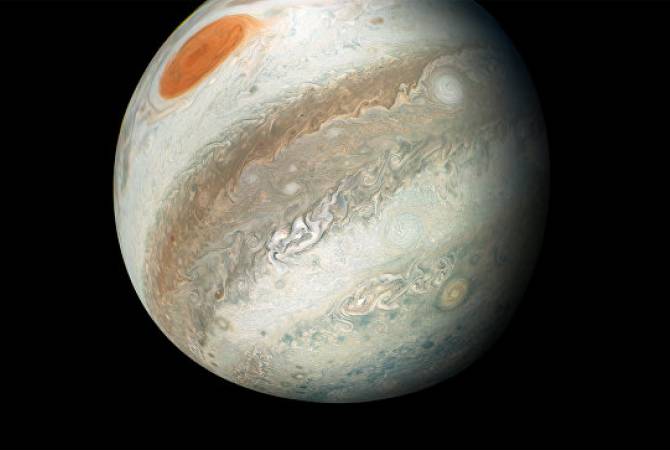 Зонд Juno передал на Землю новые уникальные фотографии Юпитера