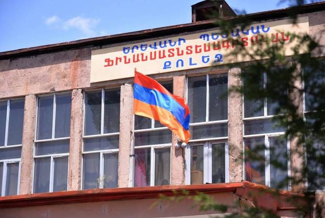 Студенты Ереванского финансово-экономического колледжа в Аване  требуют возвращения прежнего директора Save