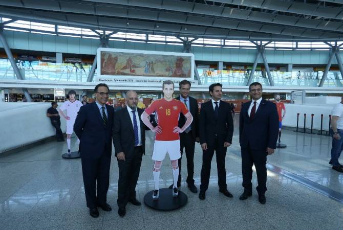 بمناسبة كأس العالم ال21 لكرة القدم الألواح العارضة لصور أفضل اللاعبين بالعالم تُعرض بمطار زفارتنوتس 
الدولي في يريفان -صور-