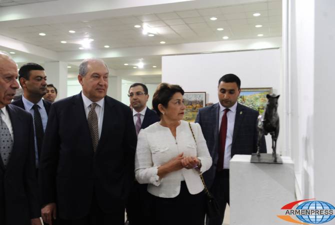 الرئيس أرمين سركيسيان يحضر معرض من أعمال أعضاء اتحاد الرسامين بمناسبة الذكرى المئوية 
لتأسيس جمهورية أرمينيا الأولى -صور-