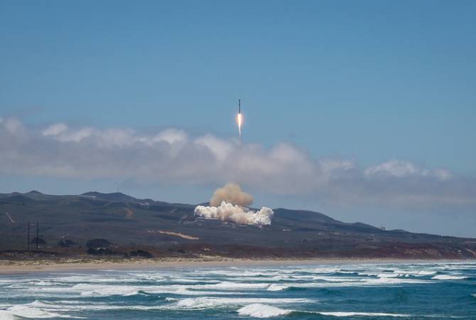 SpaceX вывела на орбиту пять спутников связи и два зонда