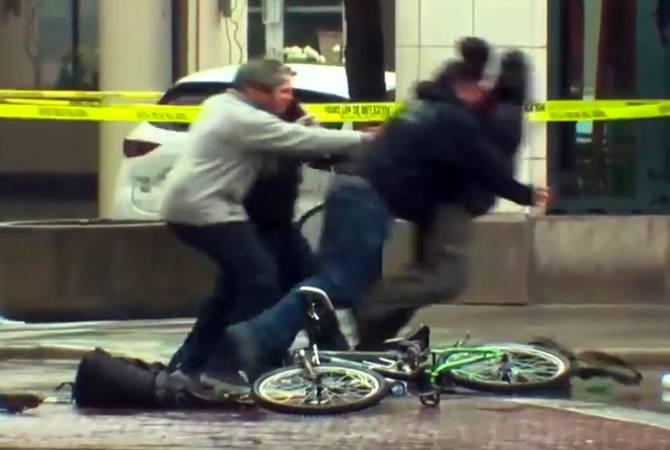 В США полиция набросилась на велосипедиста, "разминировавшего" рюкзак