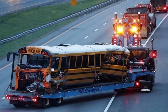 AP: в Висконсине грузовик врезался в школьный автобус