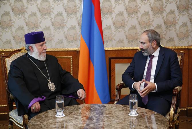 Премьер-министр Армении Никол Пашинян принял Католикоса Всех Армян Гарегина 
Второго

