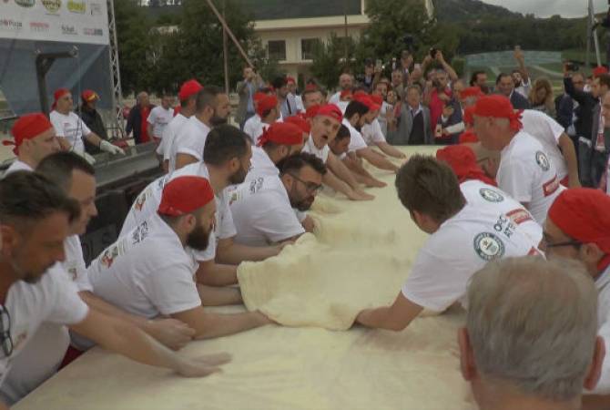 Самую длинную пиццу в мире изготовили в Неаполе