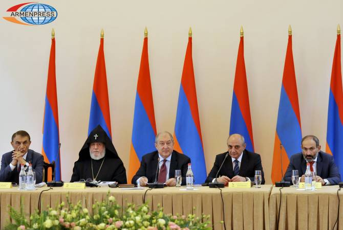 رئيس الجمهورية أرمين سركيسيان يتعهد بتبرع عشرة ملايين درام أرميني من راتبه إلى صندوق مؤسسة 
هاياستان لعموم الأرمن