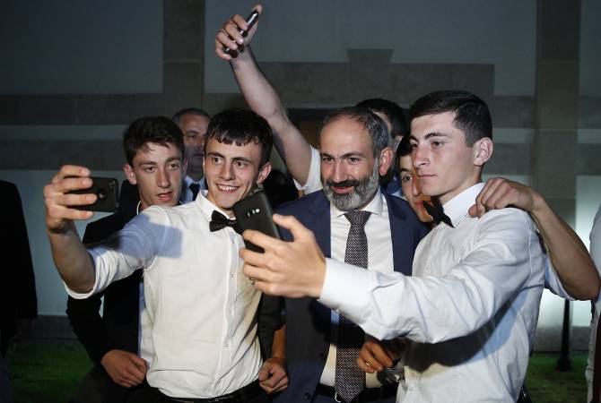 PM Pashinyan hosts schoolkids from frontier towns on graduation day 