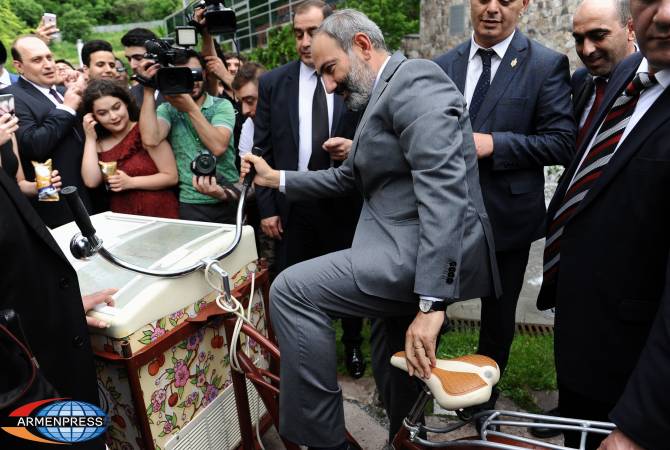 رئيس الوزراء الأرمنيي نيكول باشينيان يقود دراجة تحمل المثلجات في حديقة مدرسة ديليجان الدولية 
ويضيّف الحضور-صور-