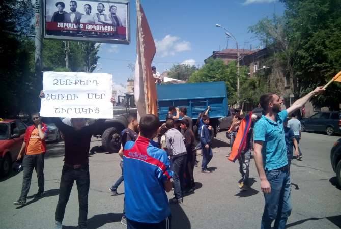 В Гюмри болельщики «Ширака» перекрыли улицу, ведущую к Театральной  площади – 
они требуют отставки президента  ФФА