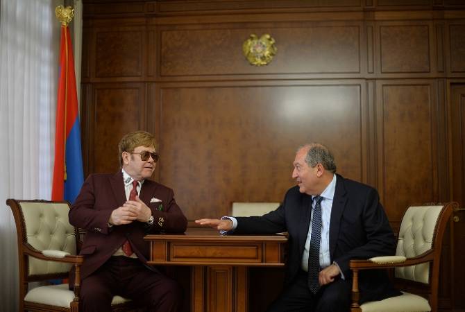 الرئيس أرمين سركيسيان يستضيف المغني والمؤلف العالمي الشهير إلتون جون بالمقر الرئاسي الأرميني