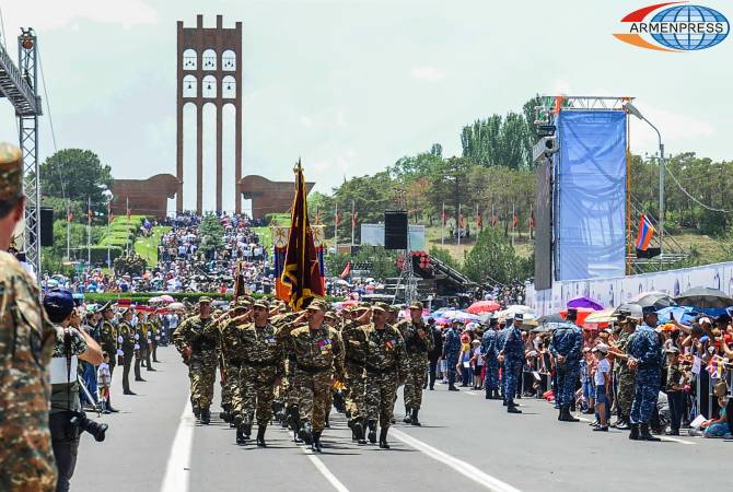 أرمينيا تحتفل بالذكرى ال100 لتأسيس جمهورية أرمينيا الأولى وبمعارك مايو البطولية -عرض عسكري 
بنصب ساردارابات وبحضور القيادة السياسية، الروحية والعسكرية وعدد كبير من المواطنين، صور-