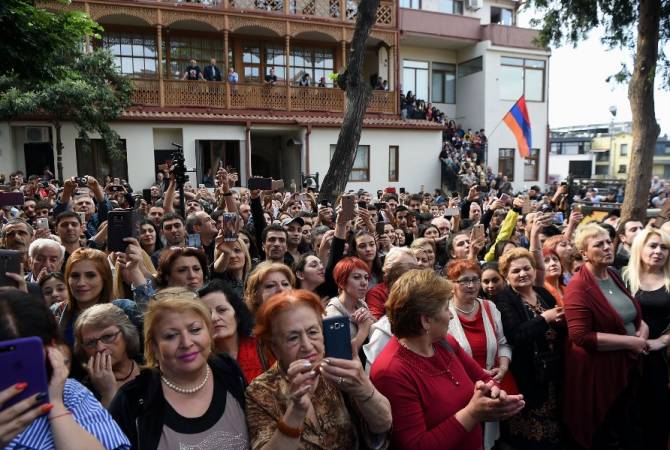 Representatives of the Armenian community in Tbilisi meet Pashinyan with great enthusiasm