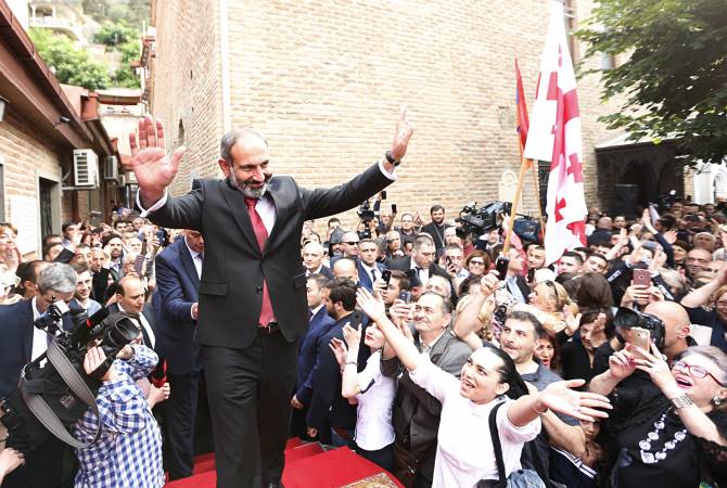 رئيس وزراء أرمينيا نيكول باشينيان يزور مقبرة عظماء الأرمن بتبليسي «خوجيفانك» ويلتقي بممثلي 
المجتمع الأرمني بجورجيا -صور-