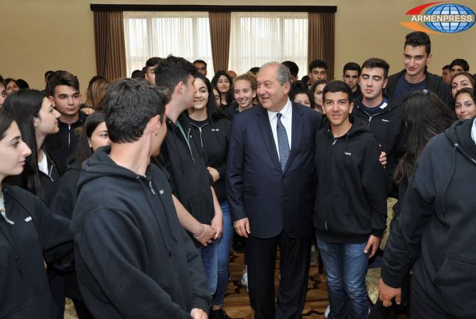 Ученики армянской школы США обсудили разные вопросы с президентом Армении

