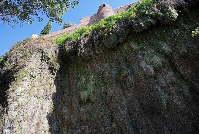 В Тбилиси обрушилась часть скалы