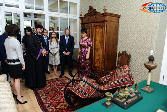 رئيس الوزراء الأرميني نيكول باشينيان يزور منزل-متحف الكاتب الأرمني الكبير هوفهانيس تومانيان في 
تبليسي، جورجيا -صور-