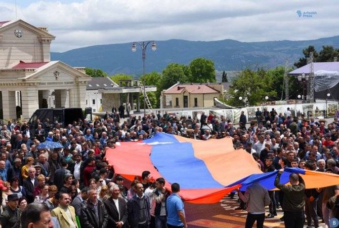 По инициативе  ополченцев в Степанакерте  созван мирный митинг, также проходит 
акция протеста молодежи