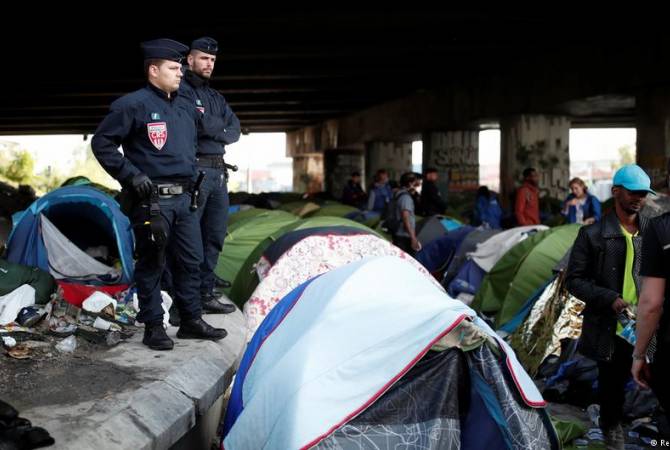 Police clear out last two migrant camps in Paris, France