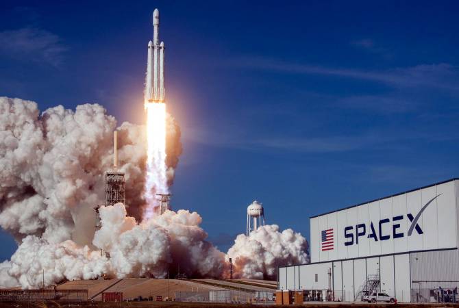 SpaceX решила отложить первый туристический полет вокруг Луны