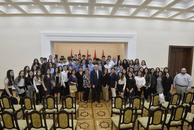 President Sarkissian receives AGBU Manoogian-Demirdjian School students