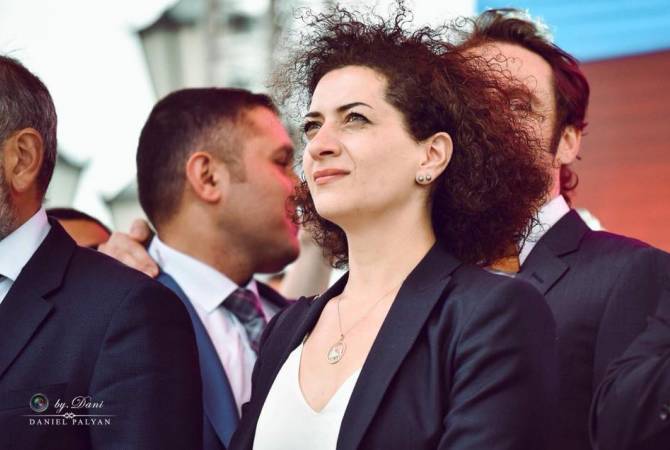 Жена премьер-министра Армении встретилась со студентами факультета журналистики 
Ереванского государственного университета

