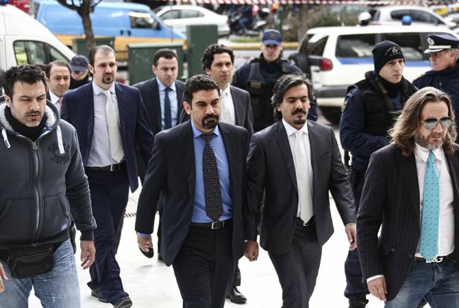 Все восемь бежавших в Грецию турецких военных освобождены из-под стражи