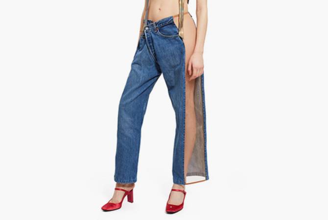 Девушек оденут в «полуголые» джинсы